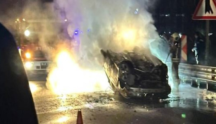 Araç alev alev yandı: 2 kişi ağır yaralandı