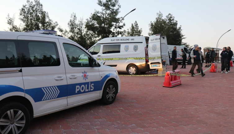 Doktor kendisine ilaç enjekte edip ölmeyi bekledi. Acilde damar yolu açtırmış