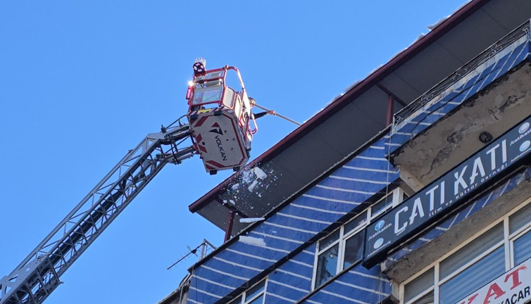 İtfaiyeden buz ve kar mesaisi