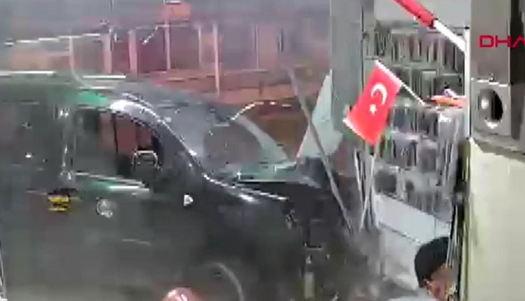 Direksiyon hakimiyeti kaybeden sürücü iş yerine daldı