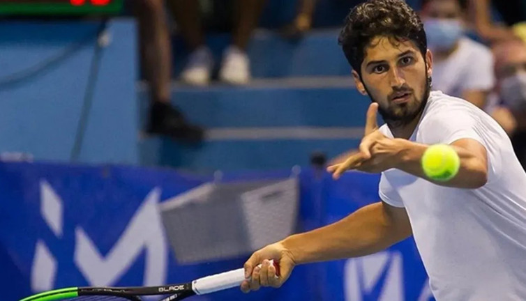 Milli tenisçimiz Altuğ Çelikbilek maç sırasında beyin kanaması geçirdi