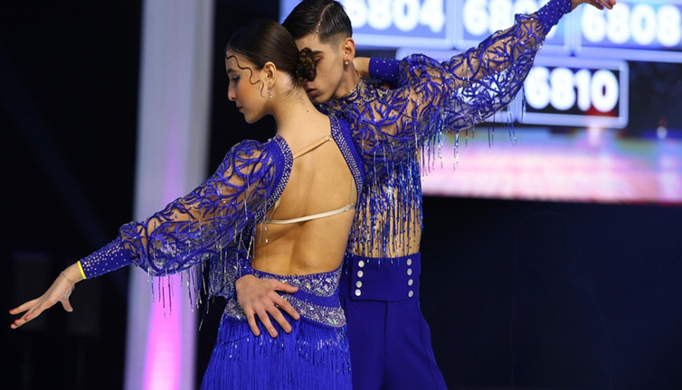 Annelerinin ısrarıyla başladılar! Salsada dünya şampiyonu oldular