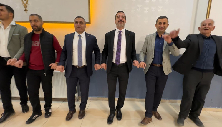 Hakkari’de halay çekerek kutladılar: Kurallara uyma sözünü yinelediler