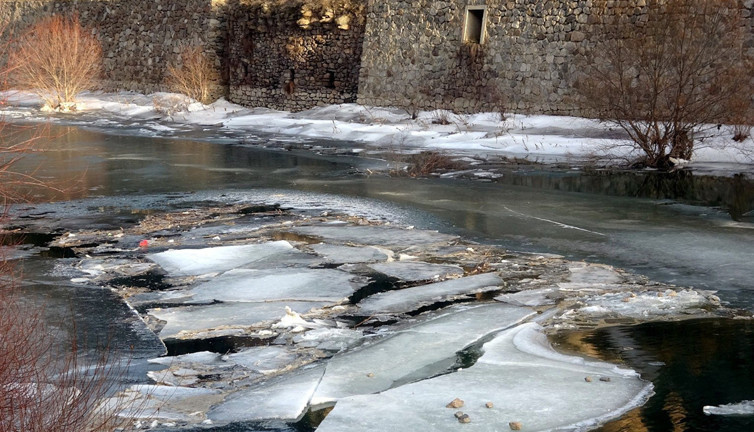 Bayburt’ta soğuk hava etkisini gösteriyor: Çoruh Nehri buz tuttu