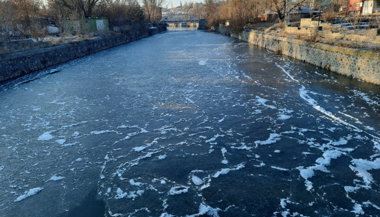 Kars eksi 12'yi gördü her yer buz tuttu