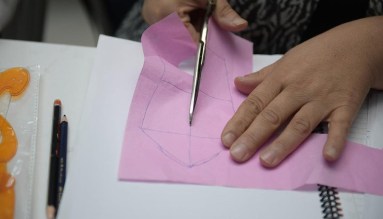 Esenyurt’ta kadınlar el sanatlarını hem öğreniyor hem üretiyor