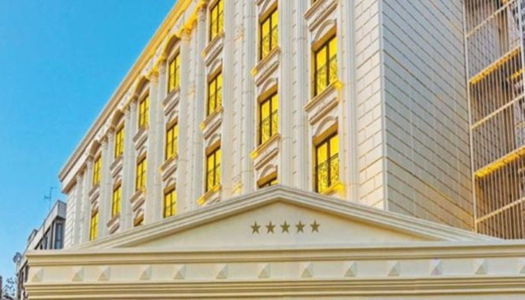 5 yıldızlı otel binası icradan kelepir fiyata satılık. İstanbul'un göbeğinde