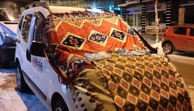 Araçları halı ve battaniyelerle sardılar