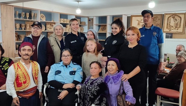 Ortopedik engelli Asuman'ın polis olma hayali Ayvalık'ta gerçek oldu