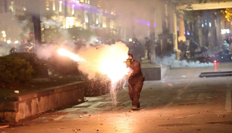 Gürcistan’da sokaklar durulmuyor: Protestocular polisle çatıştı