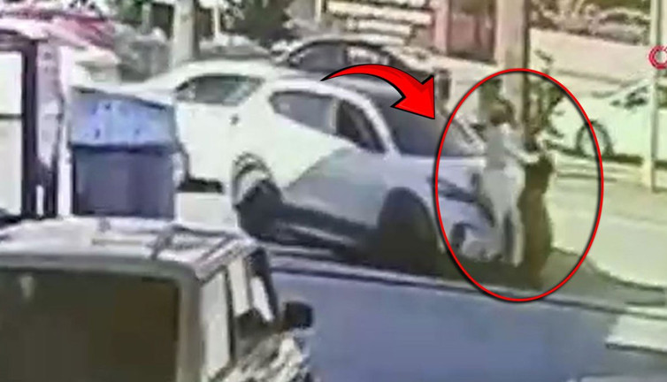 Adana'da kaldırımda yürümenin bile güvenli olmadığını gösteren fotoğraf