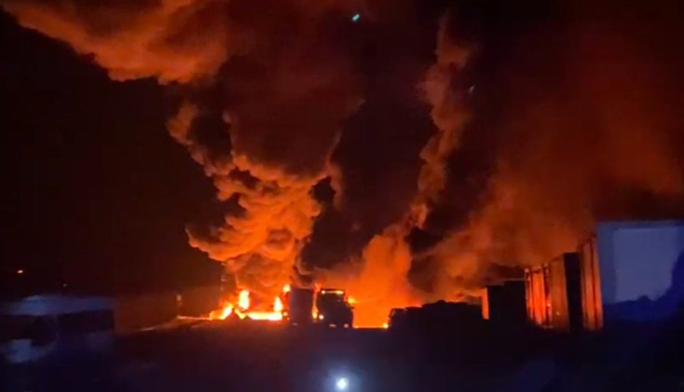 8 kamyon aynı anda yandı. Alevler geceyi kızıla çevirdi