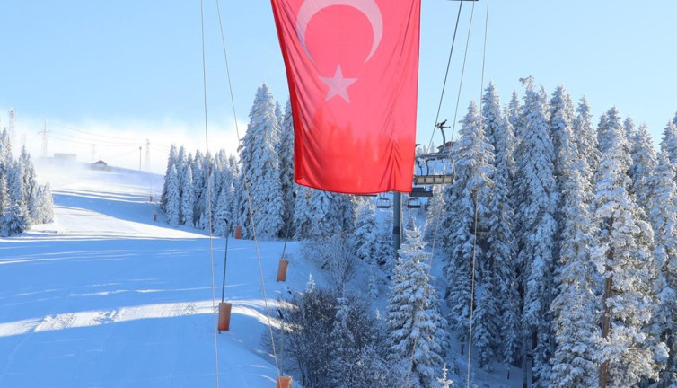 JAK timleri Ilgaz Kayak Merkezi’ni bayrakla süsledi