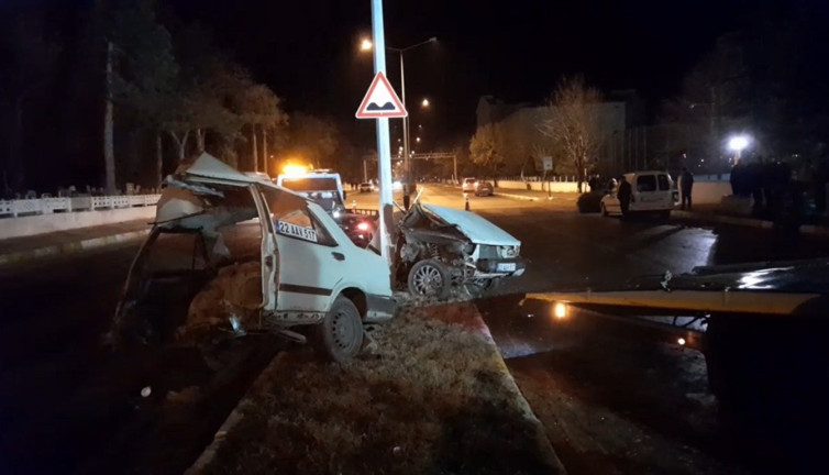 Edirne'de feci kaza can aldı! Otomobil seyir halindeyken ortadan ikiye bölündü