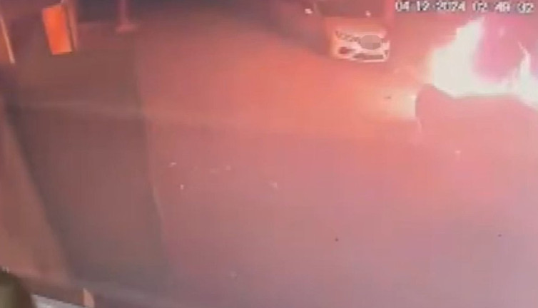 Otomobili kundakladı kameralara yakalandı