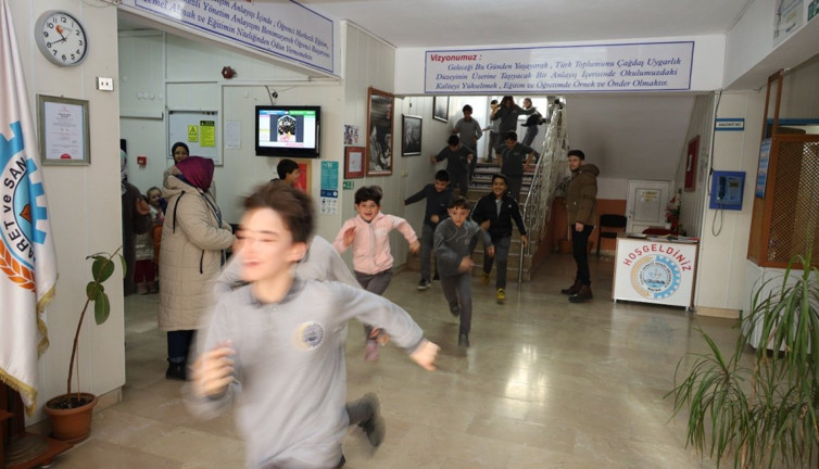 Bafra Ticaret Sanayi Odası Ortaokulu'nda nefes kesen yangın tatbikatı