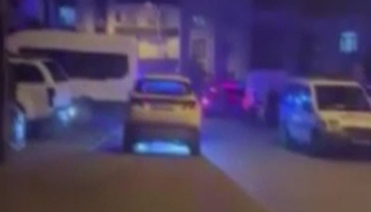 Karısını bulamayınca bıçağı kendi boğazına dayadı