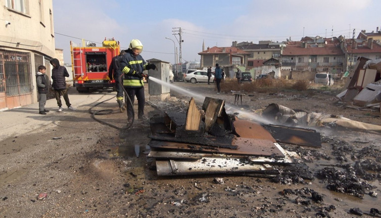 Evden atılan kiracı eşyaları ateşe verdi