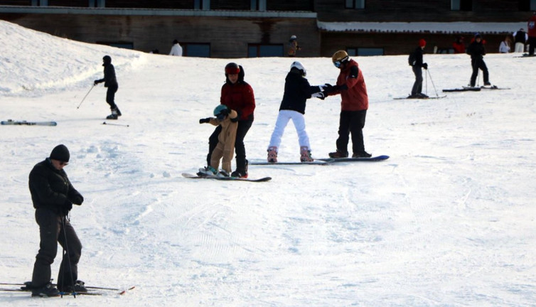 Kar kalınlığı 1 metreyi buldu Kartalkaya'da kayak sezonu açıldı