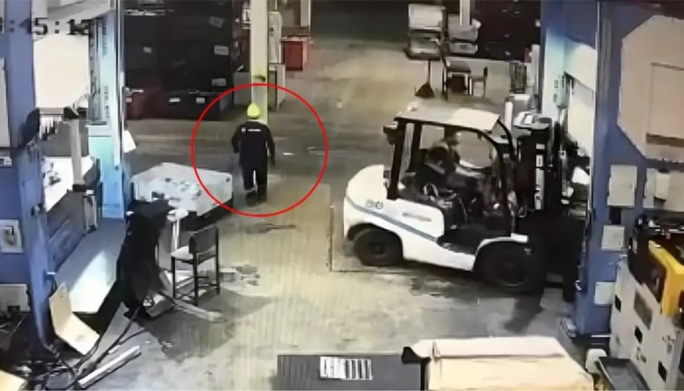 3 ay önce baba olmuştu! Fabrikada forklift ile demir dolap arasına sıkışarak can verdi