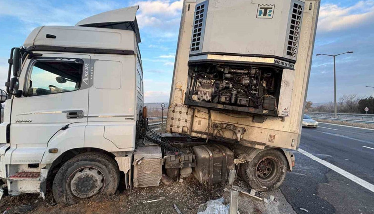 TIR şoförü direksiyo başında kalp krizi geçirdi