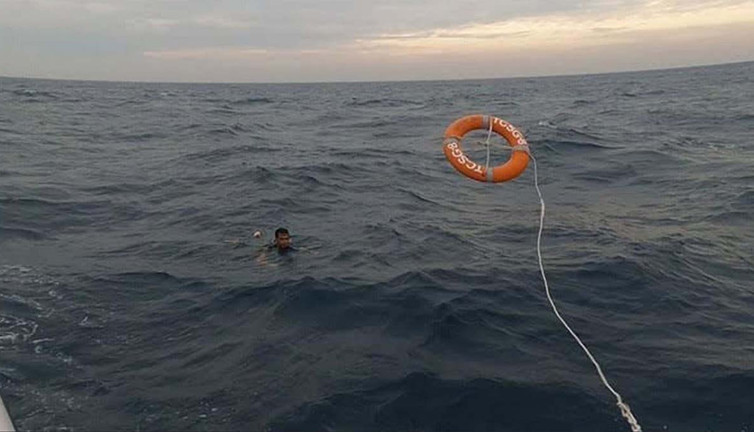 Egede lastik bot battı. 9 göçmenden 4’ü kurtarıldı