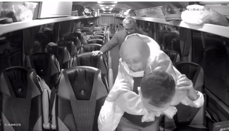 Otobüs şoförü yaşlı yolcuyu sırtında taşıdı