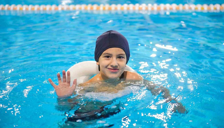 Esenyurt Belediyesinden özel bireylere yüzme ile terapi