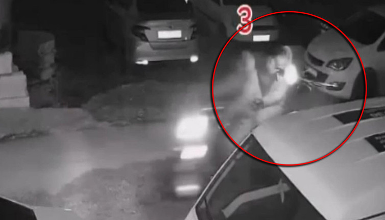 İzmir’de park halindeki otomobillere silahla ateş eden iki zanlı tutuklandı