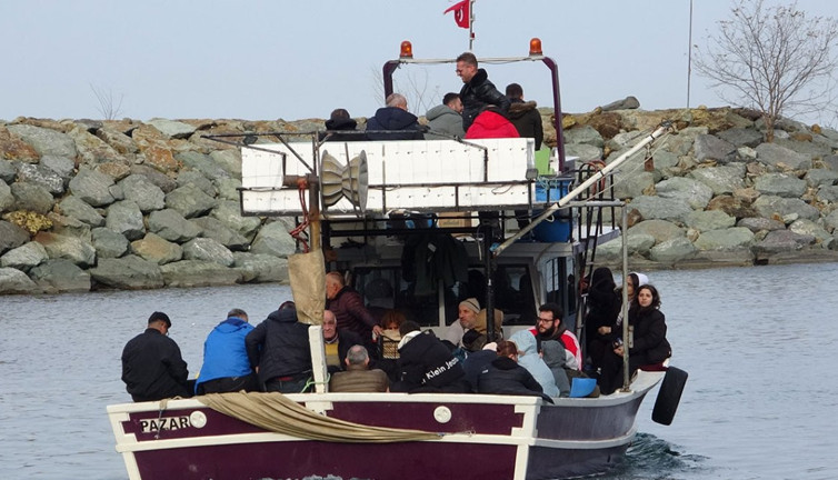 Artvin'de heyelan! Yolcular balıkçı tekneleriyle taşınıyor