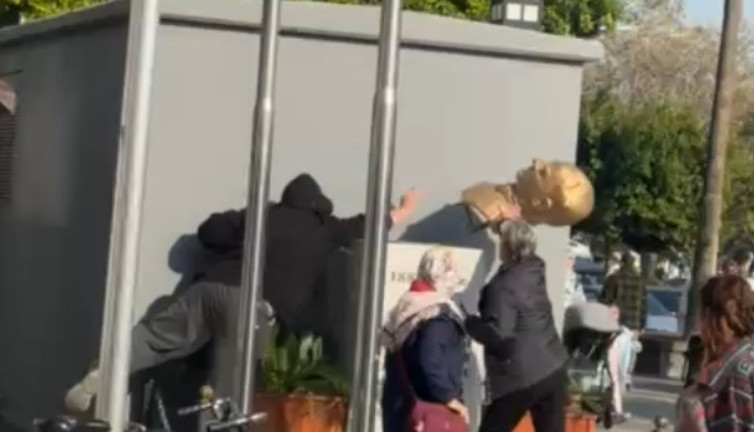 Atatürk büstünü çirkin saldırı! İterek düşürdü