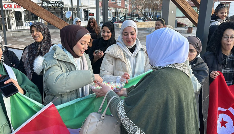 Suriyelilerden Kütahya'da lokumlu kutlama
