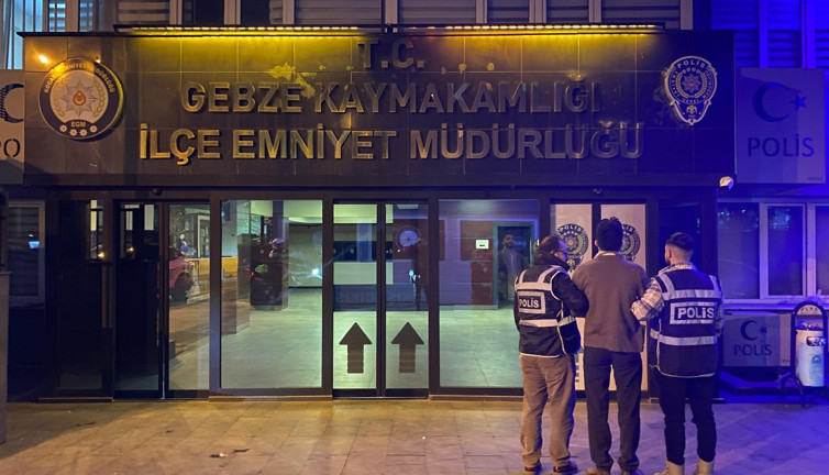 Sevinen Suriyelilerin önünü kesmişti, gözaltına alındı