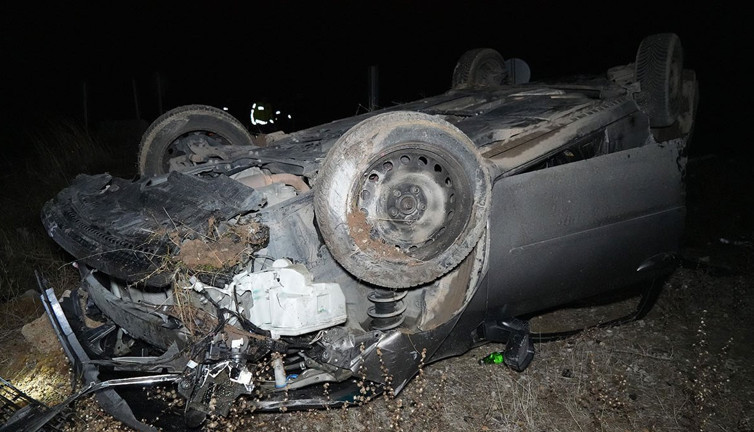 Takla atan aracın sürücüsü ortadan kayboldu