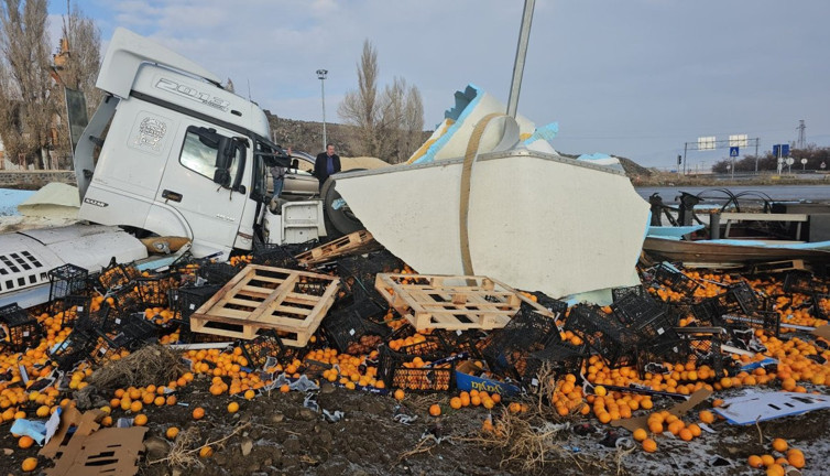 TIR devrildi portakallar yere saçıldı
