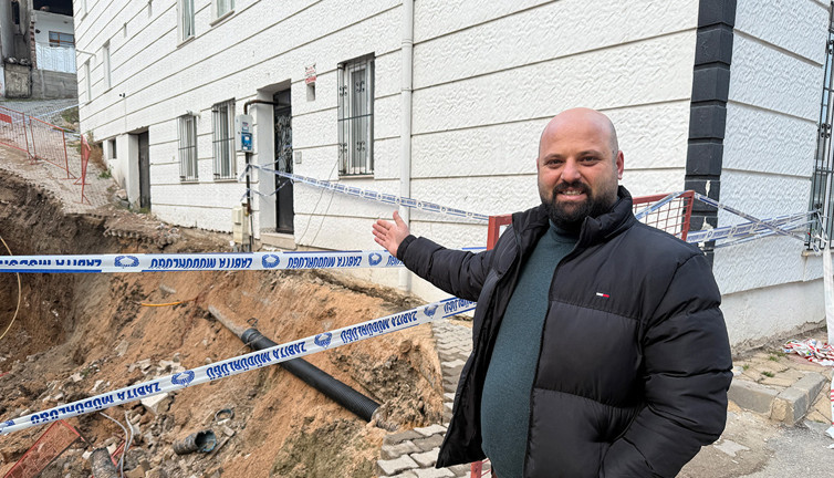 Tokat’ta 60 daireli binada yürekler ağza geldi. Yönetici kapıda nöbet tutuyor