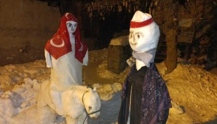 Torunu için kardan heykeller yaptı