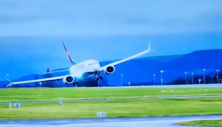 Fırtına koca uçağı kağıt gibi savurdu. Yürekler ağza geldi nefesler tutuldu