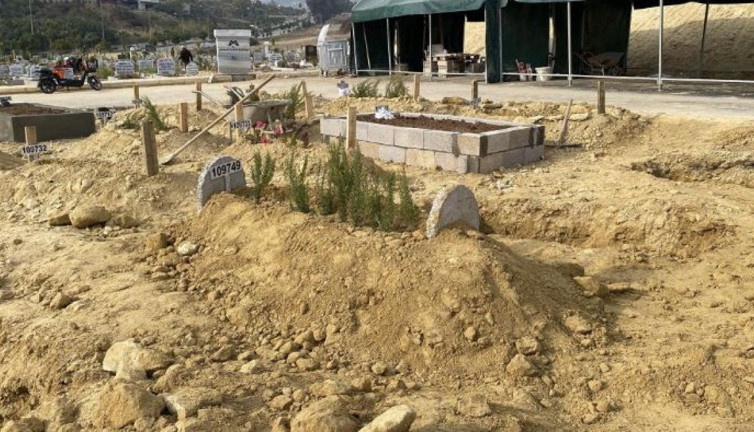 Önce eşini ardından 8 yaşındaki oğlunu katletmişti! Babasının öldürdüğü çocuk toprağa verildi