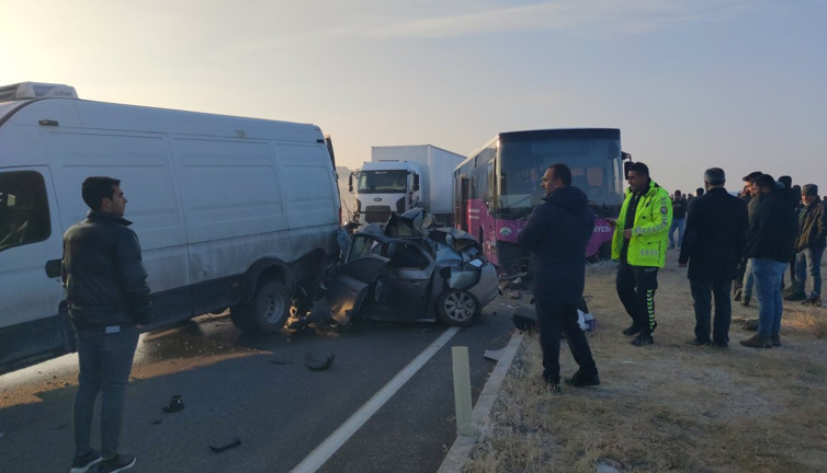 Van'da sis ve kaygan zemin faciayı getirdi! Peş peşe zincirleme kaza: Ölü ve yaralılar var