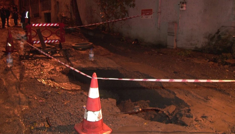 Beyoğlu’nda yol çöktü 2 daireyi su bastı