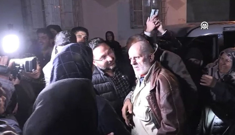 21 yıl sonra Esad'ın cezaevinden kurtuldu. Türkiye'de kendisini karşılayan eşini tanıyamadı!