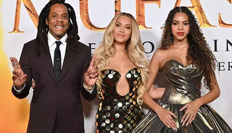 13 yaşındaki çocuğa cinsel istismarla suçlanıyordu! Film galasında mutlu aile pozu verdiler