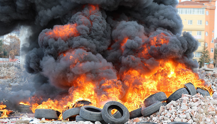 Bursa’da lastikleri yaktılar: Alevler gökyüzüne yükseldi