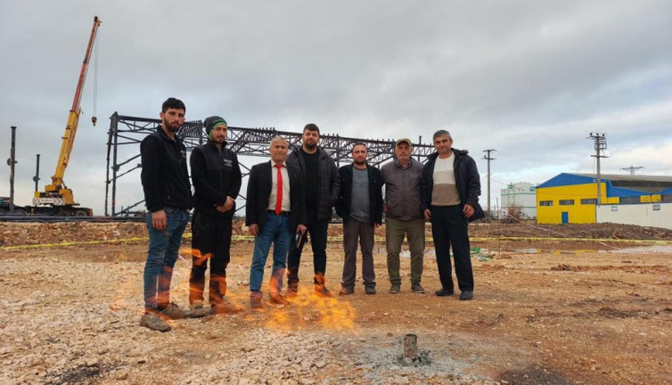 Ketçap fabrikasından doğal gaz fışkırdı. İşçileri başına geçip ısındı