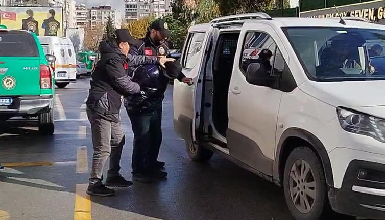 İzmir’de duvarı balyozla kırıp komşusunun çeyiz eşyaların çaldı