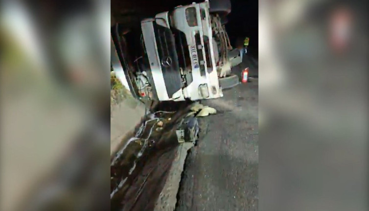 Şanlıurfa'da tanker devrildi! Tonlarca yakıt yola döküldü