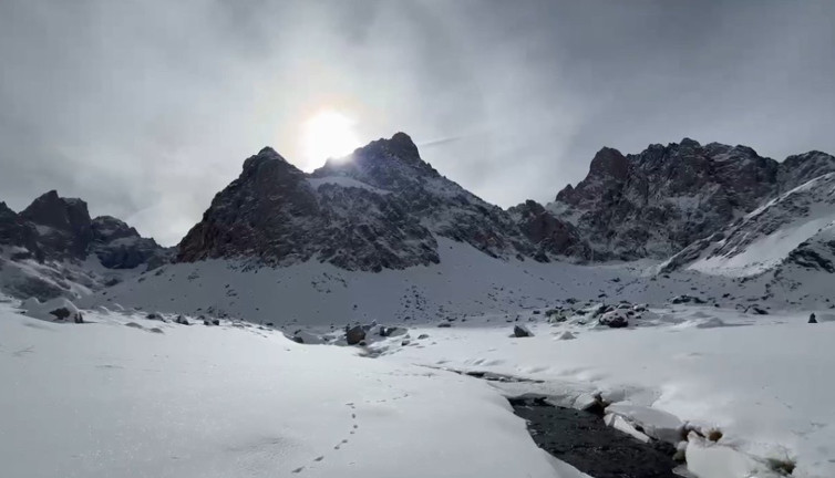 Hakkari'nin Cennet ve Cehennem Vadisi kar altında kaldı