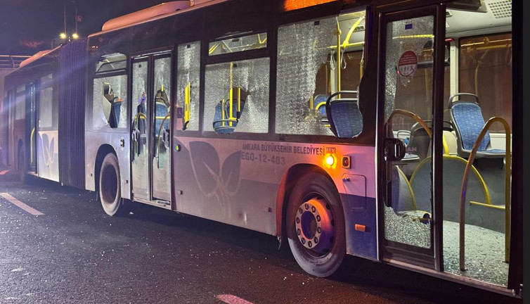 Belediye otobüsüne çekiç ve levye ile saldırdı