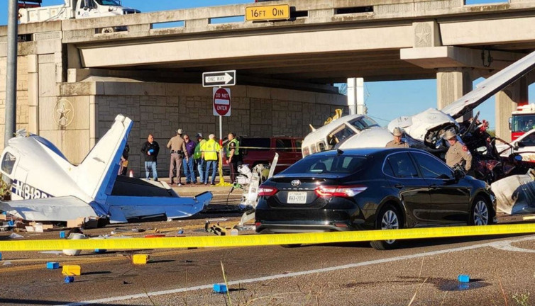 Otoyola indi ortalığı savaş alanına çevirdi. Otomobilleri parçalayan uçak ikiye bölündü